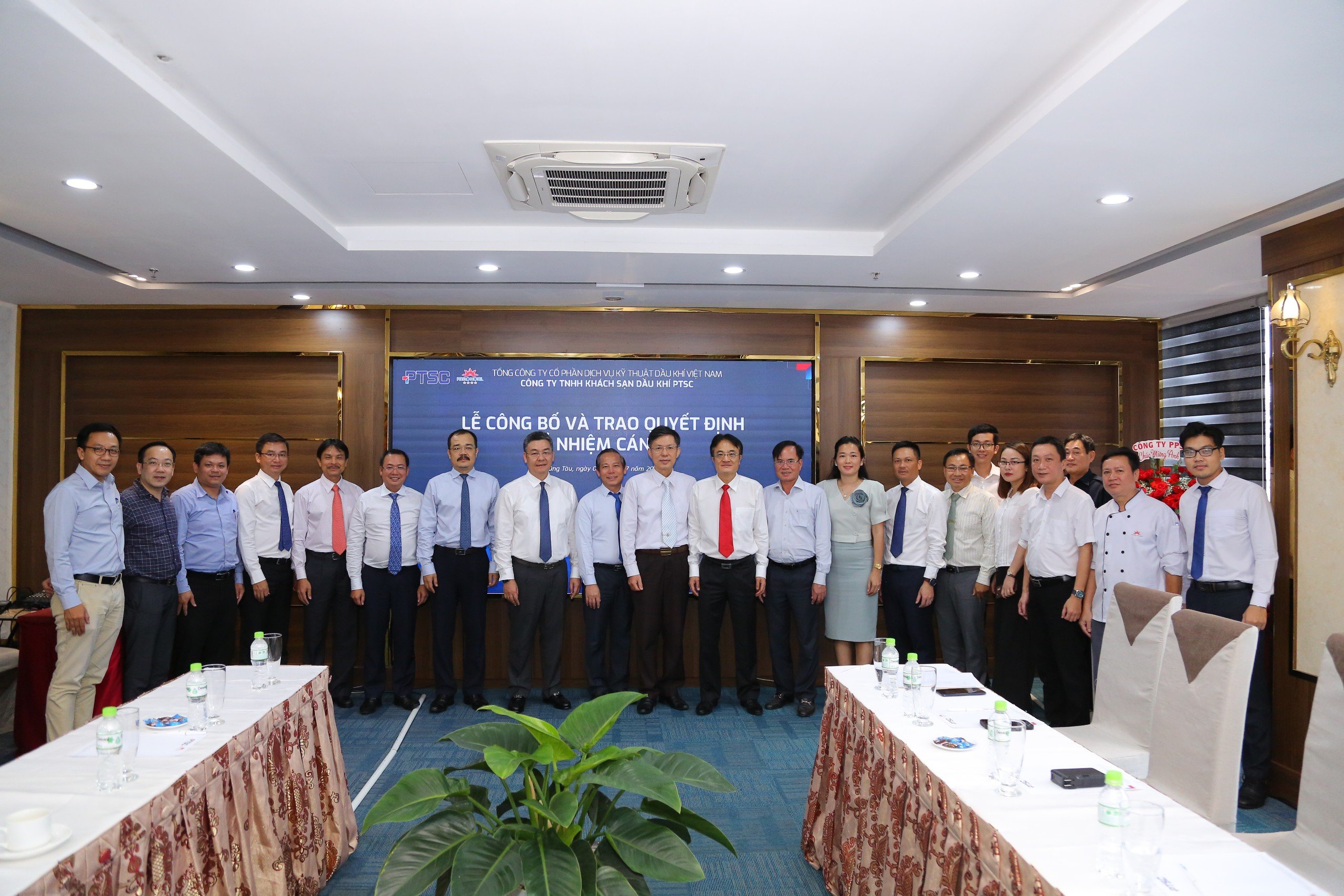 Tổng công ty Cổ phần Dịch vụ Kỹ thuật Dầu khí Việt Nam (PTSC) công bố và trao quyết định Chủ tịch Công ty TNHH Khách sạn Dầu khí PTSC (Petro Hotel) đối với đồng chí Trần Mạc Quân.