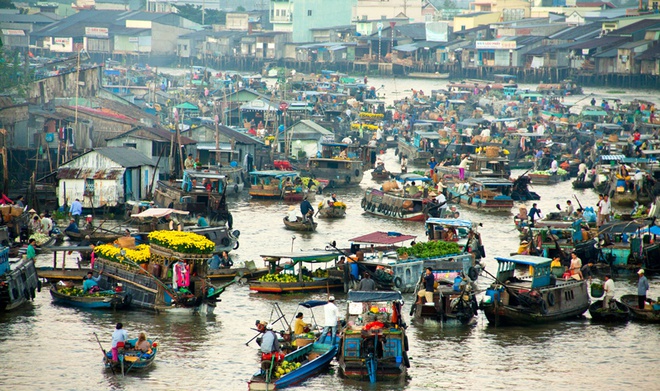 10 thang canh du lich hap dan nhat Viet Nam hinh anh 16 Đến đồng bằng sông Cửu Long ngoài việc thăm thú những vườn trái cây bạt ngàn, đi trên một trong 9 nhánh sông đổ ra biển của dòng sông Mekong, nghe đờn ca tài tử và thưởng thức những món đặc sản vùng Nam Bộ, du khách cũng khó lòng bỏ qua việc tham quan các khu chợ nổi, một đặc trưng chỉ có ở miền Tây sông nước.