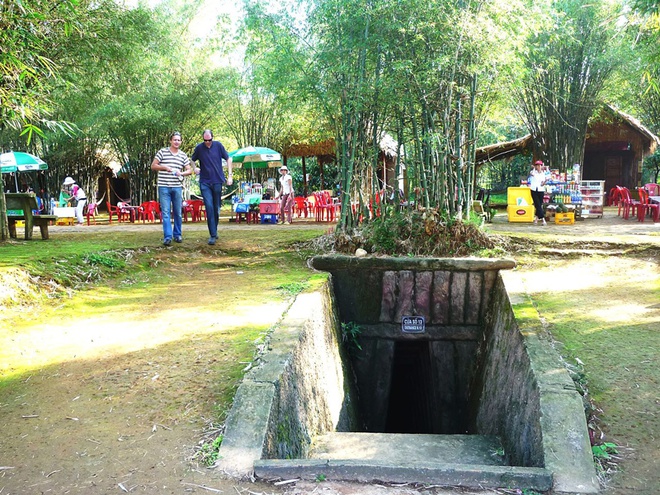 10 thang canh du lich hap dan nhat Viet Nam hinh anh 17 9. Địa đạo Củ Chi. Là hệ thống phòng thủ trong lòng đất ở huyện Củ Chi, vùng đất được mệnh danh là 