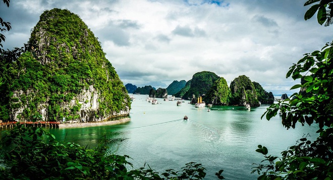 10 thang canh du lich hap dan nhat Viet Nam hinh anh 2 Không chỉ đẹp bởi cảnh sắc “mây trời sóng nước”, vẻ đẹp nên thơ hay vô số những đảo đá vôi nổi trên mặt nước mà Hạ Long còn đem lại cho du khách cảm giác bình yên khi hòa mình vào cảnh vật nơi đây. Được đánh giá là một trong 29 Vịnh đẹp nhất thế giới, cuối tháng 3/2012, tổ chức New Open World cũng đã chính thức công nhận vịnh Hạ Long là một trong bảy kỳ quan thiên nhiên mới của thế giới. 