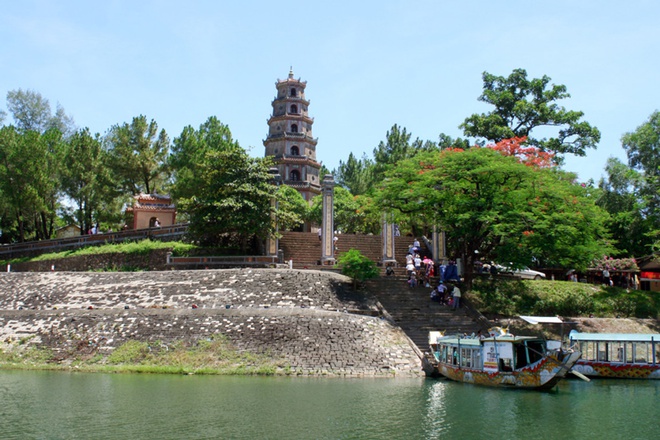10 thang canh du lich hap dan nhat Viet Nam hinh anh 3 2. Chùa Thiên Mụ. Còn gọi là chùa Linh Mụ là ngôi chùa cổ nằm trên đồi Hà Khê, tả ngạn sông Hương, cách trung tâm thành phố Huế khoảng 5 km về phía tây. Chùa Thiên Mụ chính thức được xây dựng vào năm Tân Sửu (năm 1601), đời chúa Tiên Nguyễn Hoàng, vị chúa Nguyễn đầu tiên ở Đàng Trong.
