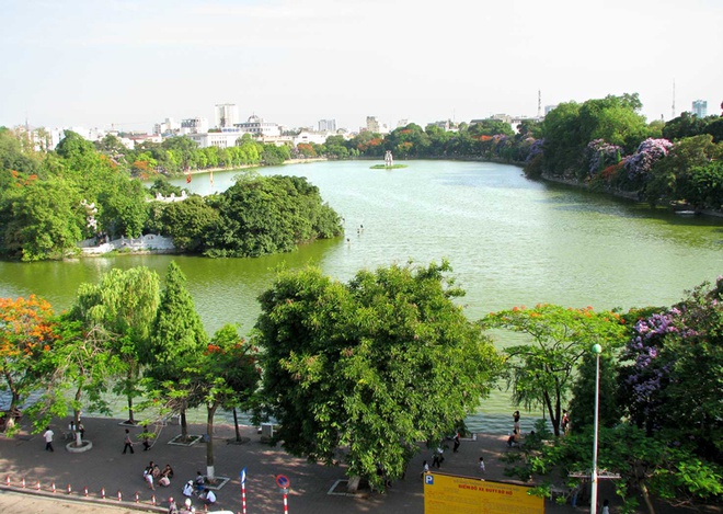 10 thang canh du lich hap dan nhat Viet Nam hinh anh 5 3. Hồ Hoàn Kiếm. Còn được gọi là Hồ Gươm, là hồ nước ngọt tự nhiên của thành phố Hà Nội, hồ có diện tích khoảng 12 hecta. Trước kia, hồ còn có các tên gọi là: hồ Lục Thủy, hồ Thủy Quân, hồ Tả Vọng và Hữu Vọng, tên gọi Hoàn Kiếm xuất hiện vào đầu thế kỷ XV gắn với truyền thuyết vua Lê Thái Tổ trả gươm báu cho Rùa thần. 